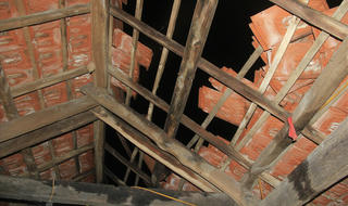 Lốc xoáy làm 15 ngôi nhà tốc mái, bão đổ bộ đất liền tan thành áp thấp nhiệt đới