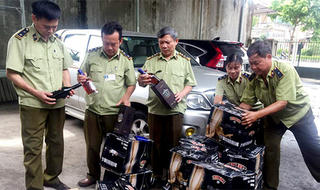 Bắt giữ 400 chai rượu ngoại 'rởm' chuẩn bị ra thị trường 