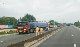 Chồng chết, vợ nguy kịch khi tông vào xe container cùng chiều