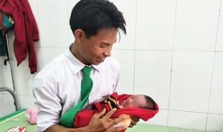 Tài xế taxi thành “bà đỡ bất đắc dĩ” giúp sản phụ sinh bé trai 3,5kg 