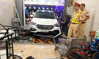 Tài xế đạp nhầm chân ga, xe 7 chỗ tông bị thương 9 thực khách 