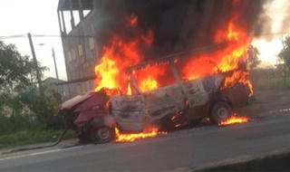 Xe 16 chỗ lật ngửa trên đường, cháy như đuốc khi về gara