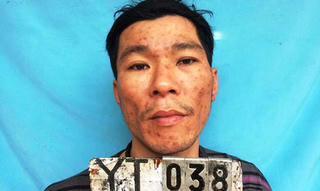 Bắt kẻ ôm lựu đạn và dao cố thủ thách thức cảnh sát tại trụ sở ủy ban xã