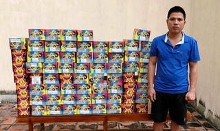 Lái Mercedes chở pháo đi bán 