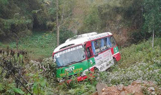 Xe buýt va rơi xuống vực, 20 hành khách may mắn thoát chết