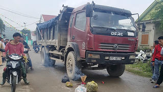 Bé 3 tuổi bị xe tông tử vong trước cổng trường: Anh rủ chạy về đi ăn cỗ