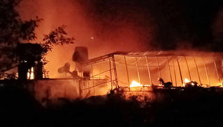 Ném đá vào nhà báo cháy cho gia chủ mở cửa thoát thân