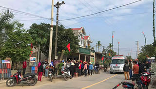 Dựng cây nêu đón Tết, 3 anh em bị điện giật