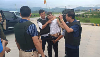 4 giờ vây bắt 3 đối tượng ôm súng cố thủ trong ô tô nghi chở ma túy 