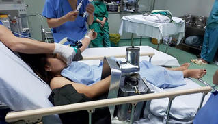 Một phụ nữ mang cả máy xay thịt gắn chặt bàn tay vào bệnh viện cấp cứu