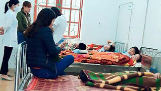 Tìm nguyên nhân 7 học sinh nghi ngộ độc khi ăn sáng trước cổng trường