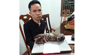 Nam thanh niên mang hai con hổ đi bán