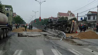 Xe bồn lật giữa quốc lộ, xăng tràn cả vào cống khu dân cư