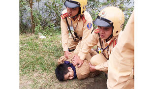 Ngụy trang vận chuyển 4.000 viên ma túy, bỏ chạy khi gặp CSGT 