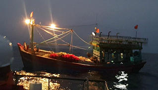 Cứu 16 ngư dân lênh đênh trên biển nhiều giờ