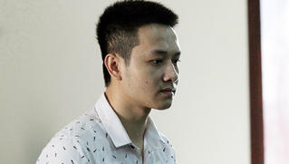 Đâm chết vợ 17 tuổi vì bị trách về ăn cơm muộn, tù 19 năm