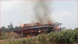 Nhà gỗ 5 gian cháy trụi, một người tử vong