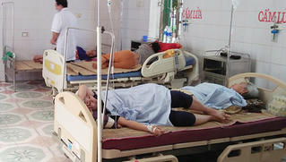 8 người nhập viện trong đêm sau khi ăn cỗ cưới 