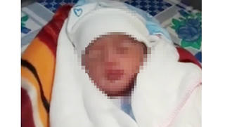 Bé gái sơ sinh được phát hiện trong hộp giấy trước nhà dân