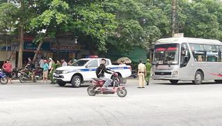 Điều tra vụ nổ súng trước đầu ô tô khách