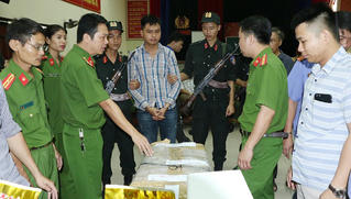 Khởi tố 1 đối tượng trong đường dây 640kg ma túy đá, 100 bánh heroin