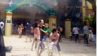 Cháy trường mầm non giữa trưa, người dân phá cổng sơ tán hàng trăm học sinh