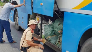 Phát hiện hai xe khách chở hàng hóa không rõ nguồn gốc xuất xứ