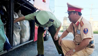 Liên tục phát gần 2 tấn hàng không rõ nguồn gốc trên xe khách