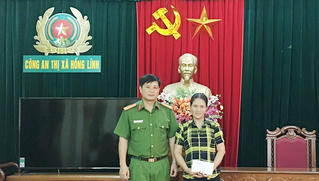 Khen thưởng người phụ nữ nhặt ve chai trả lại 15 triệu đồng cho người mất