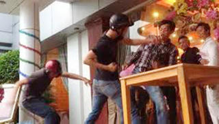 Một công an viên bị đâm tử vong do mâu thuẫn trong đám cưới