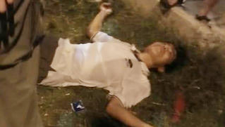 Đưa con vào công viên chơi đu quay, bố bị điện rò rỉ giật ngất xỉu