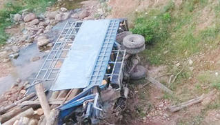 Lật xe tải xuống suối, hai người trên xe tử vong