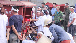 Ngõ xóm trắng khăn tang tiễn đưa 5 học sinh về nơi an nghỉ