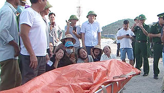 Xé lòng nỗi đau quê nghèo đón thi thể thuyền viên về đất liền