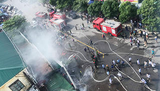 Bác sĩ ngưng khám ra giúp tiểu thương hoảng loạn vì cháy chợ