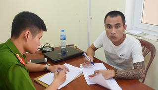 Học viên 3 tiền án cầm dao, đe dọa người dân cướp xe máy trốn nã