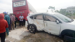 Xe khách và xe con tông nhau trên Quốc lộ, 2 người bị thương nặng