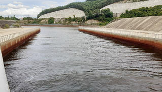 Làm rõ nguyên nhân nước đập thủy lợi Ngàn Trươi đổi màu, bốc mùi hôi