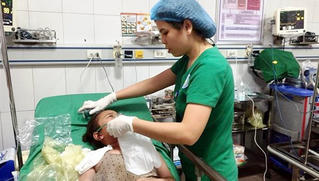 Truy tìm kẻ ném bom xăng vào nhà khiến 5 người nhập viện