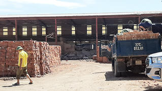 Phạm nhân bị thương vì sập tường trong lúc lao động ?