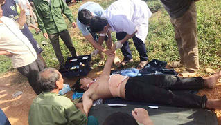 Hoảng hồn nam thanh niên lấy dao tự rạch bụng mình để lấy... bom 