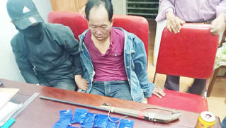 Bắt đối tượng dựng lều bán ma túy, chĩa súng vào cảnh sát hòng thoát thân