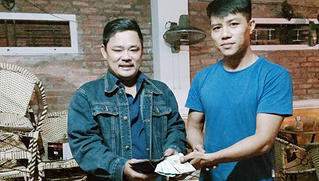 'Đá' phải cục tiền 45 triệu đồng, nam thanh niên tìm người đánh rơi trả lại