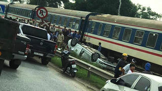 Tàu hỏa tông ô tô, người phụ nữ tử vong