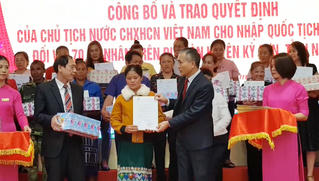 70 công dân Lào hân hoan đón nhận Quốc tịch Việt Nam