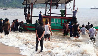 Cứu 3 ngư dân bị chìm thuyền trên biển