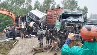 Ba ô tô lật nhào sau va chạm, 3 người bị thương