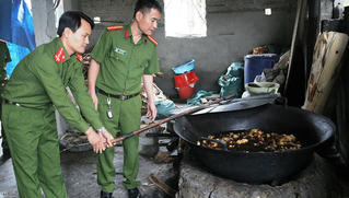 Hơn 1 tấn mỡ bẩn đang được chế biến đưa ra tiêu thụ