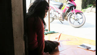 Cán bộ trường tiểu học đang đêm đến nhà hiếp dâm cô gái khuyết tật