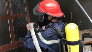 Lửa bốc cháy trong phòng ngủ do quên rút dây điện bàn là 